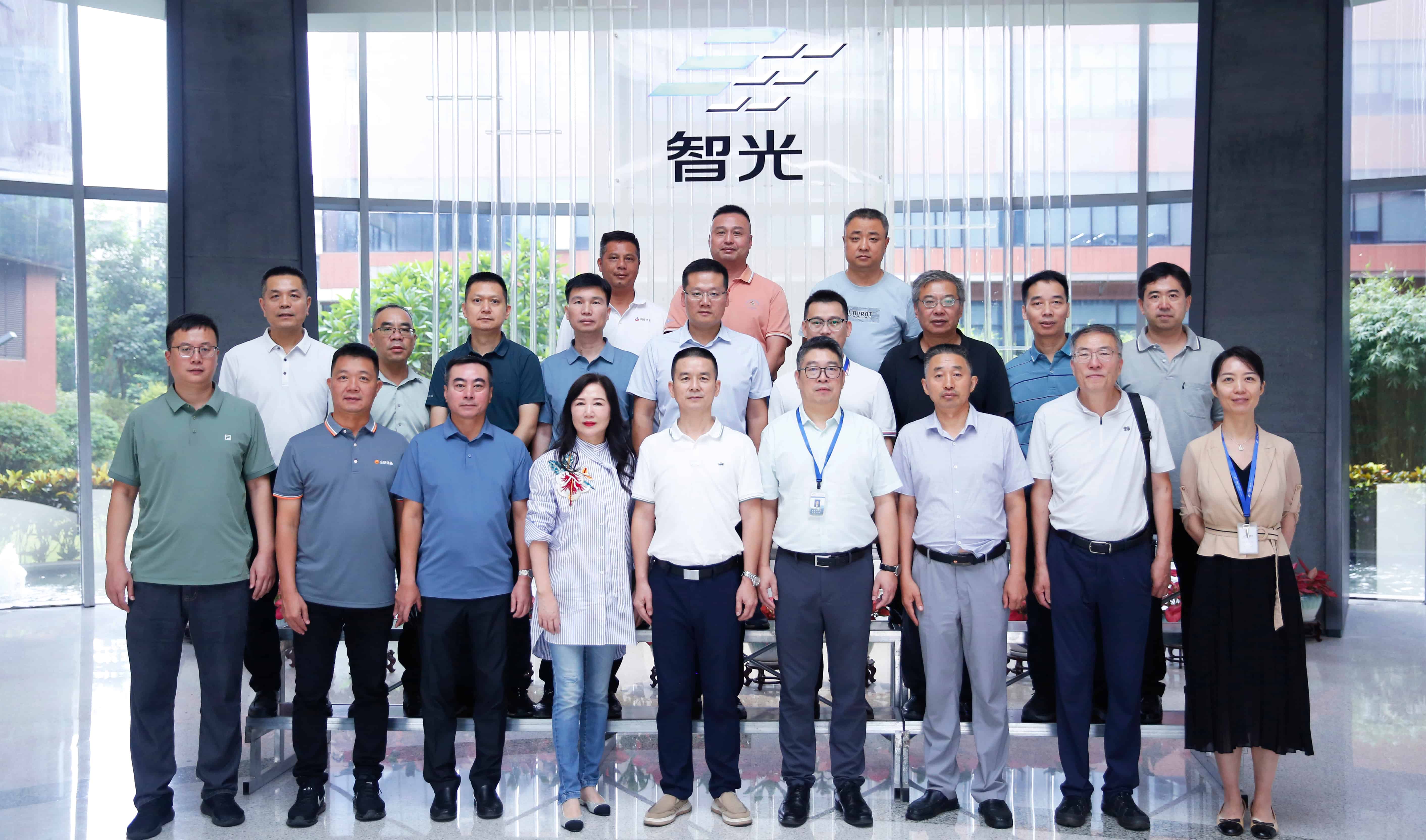 |定人民政府领导{一行莅临智光电气调研交?></div>
                                            <div   id="navmtl40yu"    class="name">|定人民政府领导{一行莅临智光电气调研交?/div>
                                            <div   id="navmtl40yu"    class="time">2024.08.01</div>
                                            <div   id="navmtl40yu"    class="ico"></div>
                                        </a>
                                    </li>
                                
                                    <li>
                                        <a href="/CompanyNews/info.aspx?itemid=1414&lcid=52">
                                            <div   id="navmtl40yu"    class="limg"><img src="/uploadfiles/2024/08/20240802151728958.jpg?77ySLmpwZw==" alt=